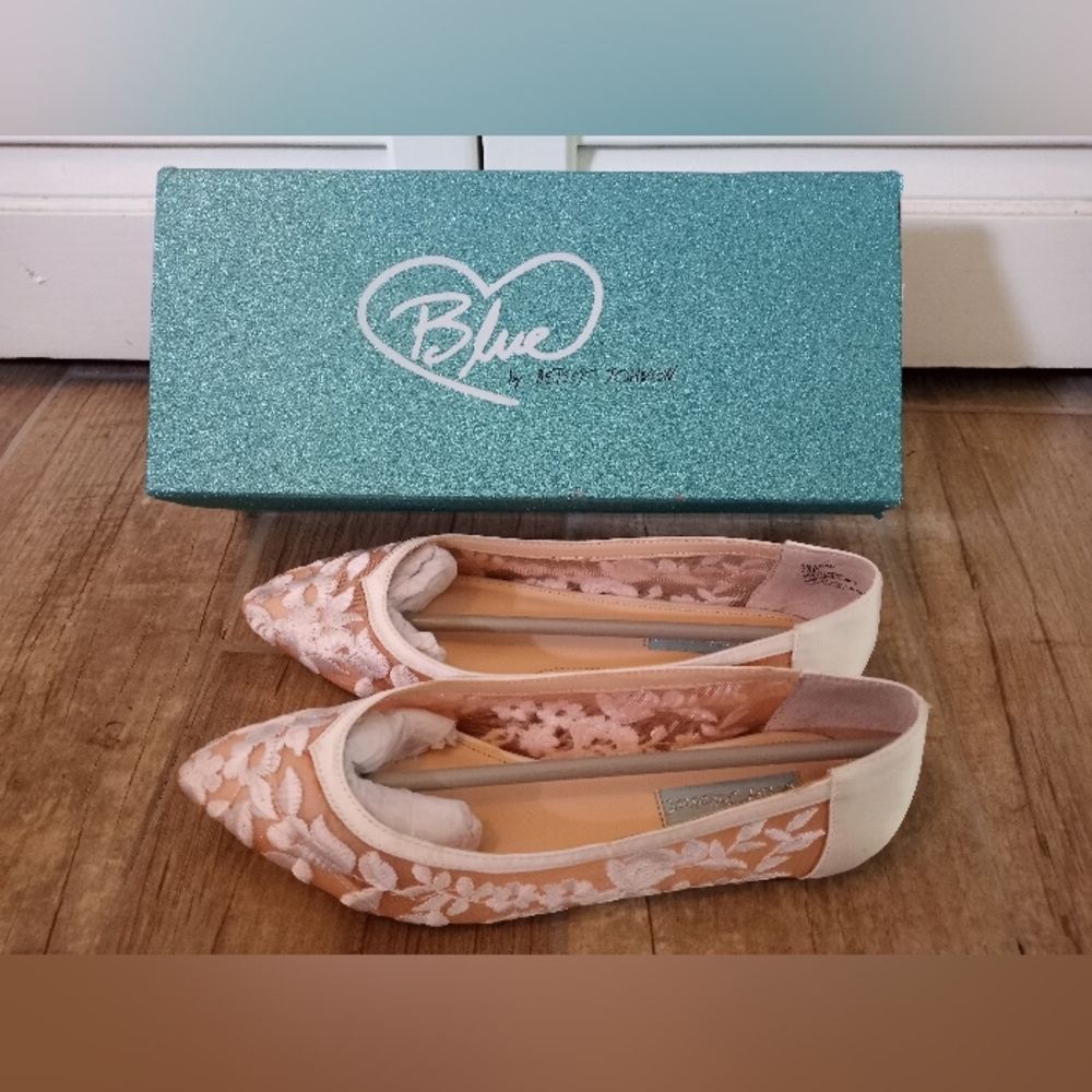 Betsey Johnson Ivory Blue/Leah 7.5 Flats